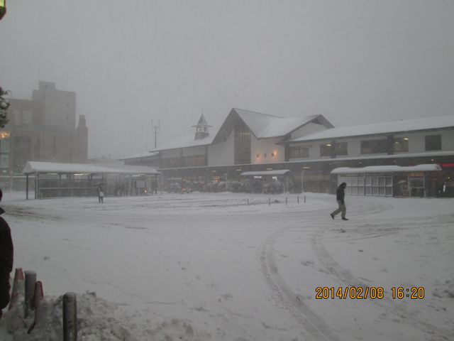 雪の鎌倉駅前